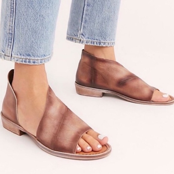 Free People Shoes - NWT Free People Mont Blanc Taupe Leather Sandals